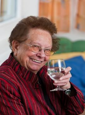 Alte Frau trinkt noch mehr Wasser