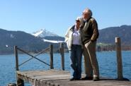 glückliches siebzigplus Senioren-Paar am See