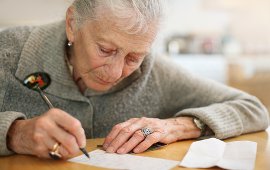 alte Frau schreibt mit ruhiger Hand